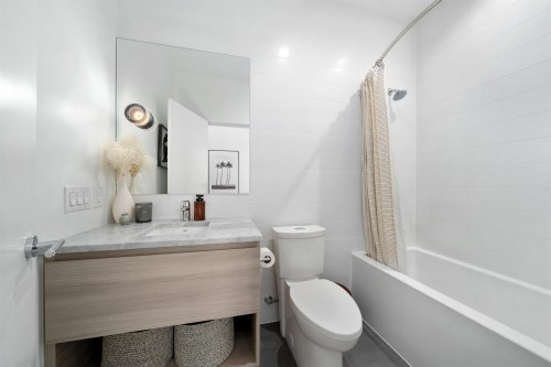 3703-657 Whiting Way, Coquitlam, BC - Indoor Photo Showing Bathroom