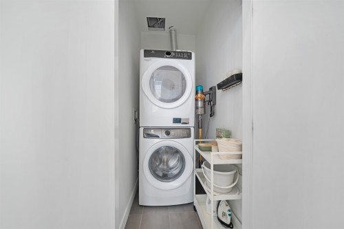 3703-657 Whiting Way, Coquitlam, BC - Indoor Photo Showing Laundry Room