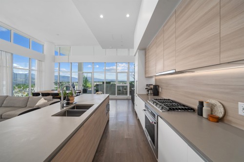 3703-657 Whiting Way, Coquitlam, BC - Indoor Photo Showing Kitchen With Double Sink With Upgraded Kitchen