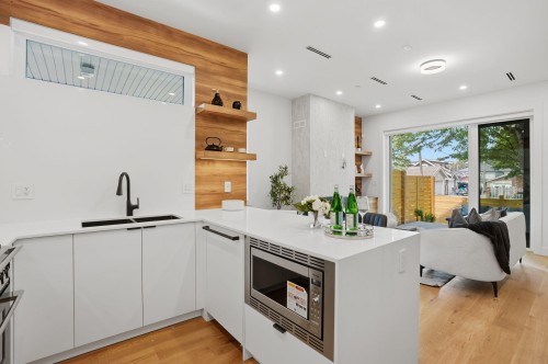 1-2438 20Th Avenue E, Vancouver, BC - Indoor Photo Showing Kitchen With Double Sink