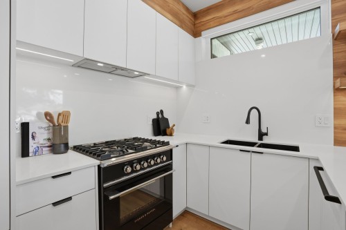 1-2438 20Th Avenue E, Vancouver, BC - Indoor Photo Showing Kitchen With Upgraded Kitchen