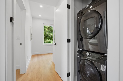 1-2438 20Th Avenue E, Vancouver, BC - Indoor Photo Showing Laundry Room