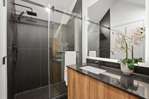 1-2438 20Th Avenue E, Vancouver, BC - Indoor Photo Showing Bathroom