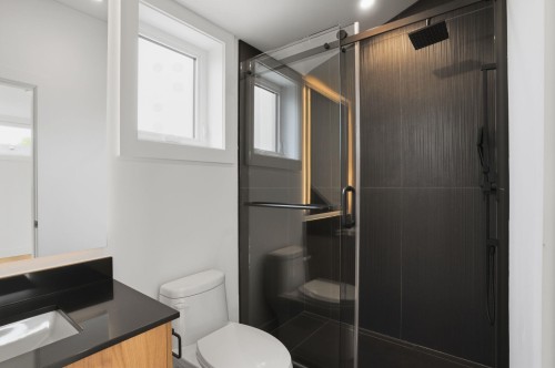 2-2438 20Th Avenue E, Vancouver, BC - Indoor Photo Showing Bathroom