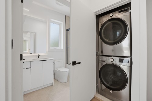 2-2438 20Th Avenue E, Vancouver, BC - Indoor Photo Showing Laundry Room