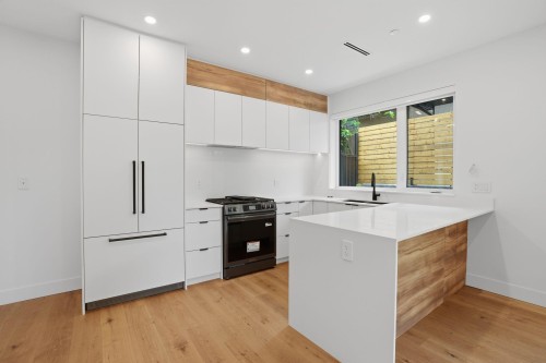 2-2438 20Th Avenue E, Vancouver, BC - Indoor Photo Showing Kitchen With Upgraded Kitchen