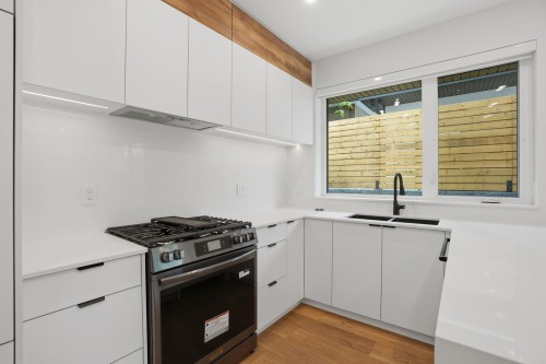 2-2438 20Th Avenue E, Vancouver, BC - Indoor Photo Showing Kitchen With Double Sink