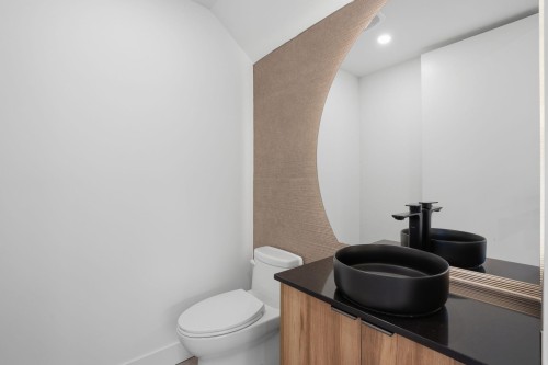 2-2438 20Th Avenue E, Vancouver, BC - Indoor Photo Showing Bathroom