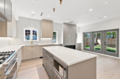 3206 Georgia Street E, Vancouver, BC - Indoor Photo Showing Kitchen With Upgraded Kitchen