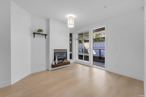 120-5777 Birney Avenue, Vancouver, BC - Indoor Photo Showing Living Room With Fireplace
