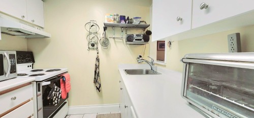208-811 Helmcken Street, Vancouver, BC - Indoor Photo Showing Kitchen