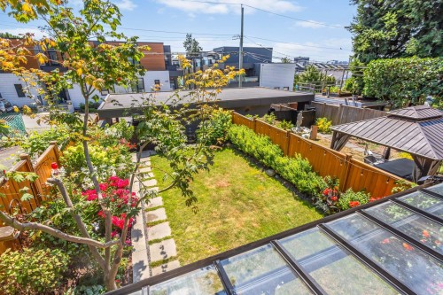 609 4Th Street E, North Vancouver, BC - Outdoor