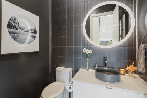 609 4Th Street E, North Vancouver, BC - Indoor Photo Showing Bathroom