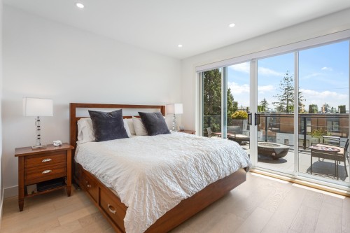 609 4Th Street E, North Vancouver, BC - Indoor Photo Showing Bedroom