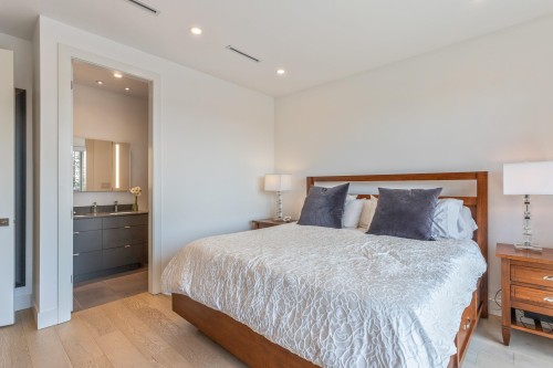 609 4Th Street E, North Vancouver, BC - Indoor Photo Showing Bedroom