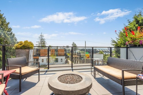 609 4Th Street E, North Vancouver, BC - Outdoor With Deck Patio Veranda