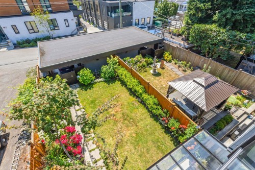 609 4Th Street E, North Vancouver, BC - Outdoor