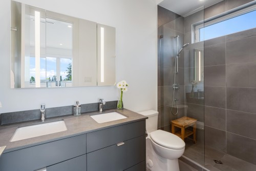 609 4Th Street E, North Vancouver, BC - Indoor Photo Showing Bathroom