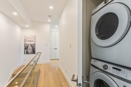 609 4Th Street E, North Vancouver, BC - Indoor Photo Showing Laundry Room