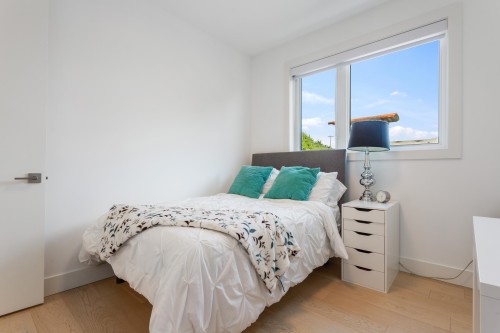 609 4Th Street E, North Vancouver, BC - Indoor Photo Showing Bedroom