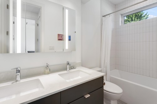 609 4Th Street E, North Vancouver, BC - Indoor Photo Showing Bathroom