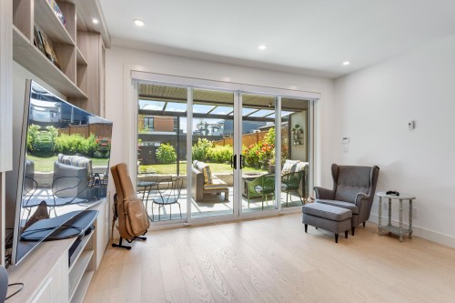 609 4Th Street E, North Vancouver, BC - Indoor