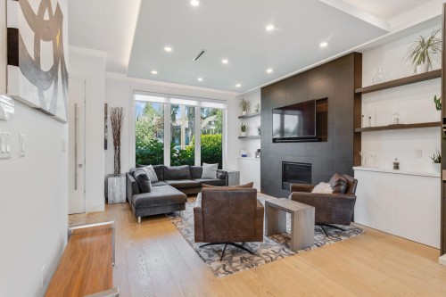 609 4Th Street E, North Vancouver, BC - Indoor With Fireplace