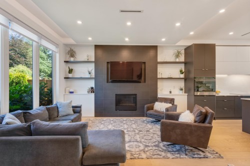 609 4Th Street E, North Vancouver, BC - Indoor Photo Showing Living Room With Fireplace
