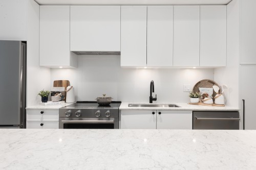 105-1301 Brewster Drive, Coquitlam, BC - Indoor Photo Showing Kitchen With Upgraded Kitchen
