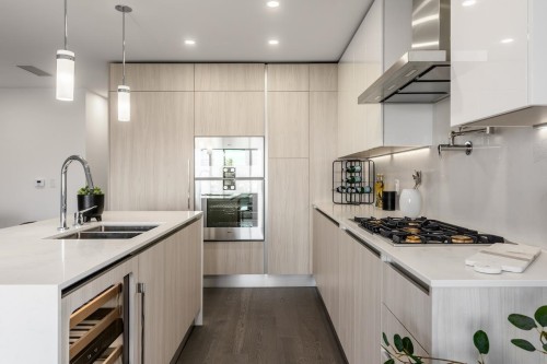 302-488 58Th Avenue W, Vancouver, BC - Indoor Photo Showing Kitchen With Double Sink With Upgraded Kitchen