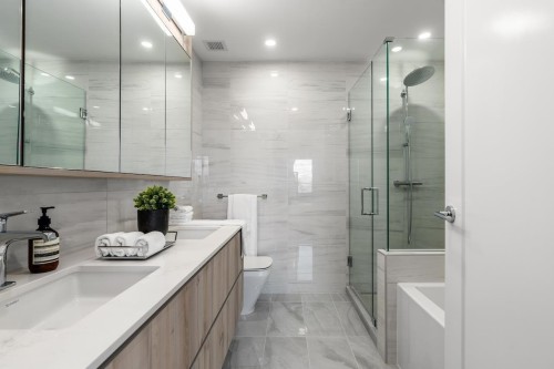 302-488 58Th Avenue W, Vancouver, BC - Indoor Photo Showing Bathroom