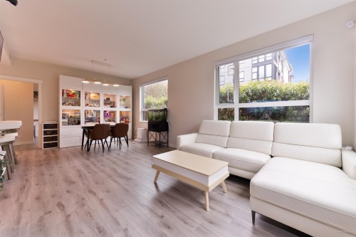 112-9233 Odlin Road, Richmond, BC - Indoor Photo Showing Living Room