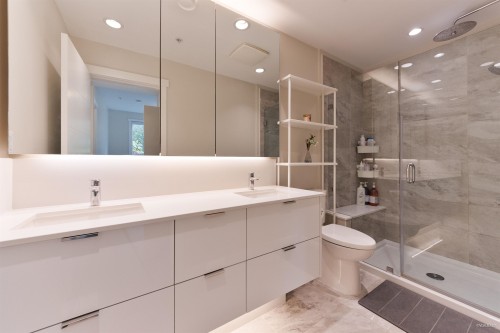 112-9233 Odlin Road, Richmond, BC - Indoor Photo Showing Bathroom