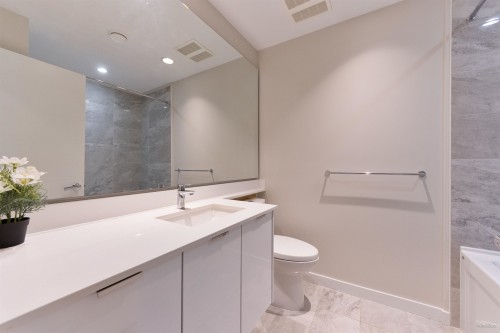112-9233 Odlin Road, Richmond, BC - Indoor Photo Showing Bathroom