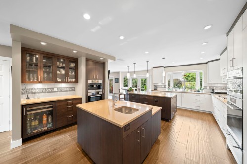 10131 Hollywell Drive, Richmond, BC - Indoor Photo Showing Kitchen With Upgraded Kitchen