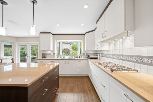 10131 Hollywell Drive, Richmond, BC - Indoor Photo Showing Kitchen With Upgraded Kitchen