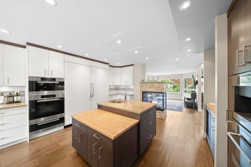 10131 Hollywell Drive, Richmond, BC - Indoor Photo Showing Kitchen