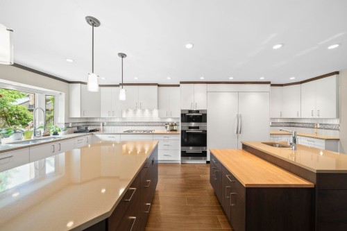 10131 Hollywell Drive, Richmond, BC - Indoor Photo Showing Kitchen With Upgraded Kitchen