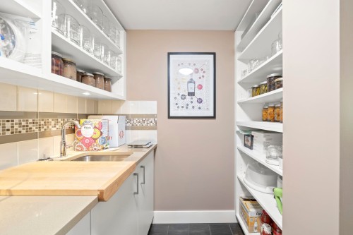 10131 Hollywell Drive, Richmond, BC - Indoor Photo Showing Kitchen