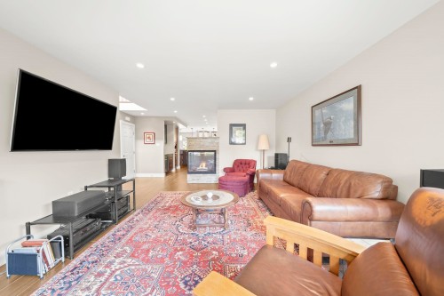 10131 Hollywell Drive, Richmond, BC - Indoor Photo Showing Living Room