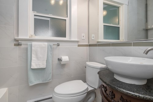 4476 Beatrice Street, Vancouver, BC - Indoor Photo Showing Bathroom