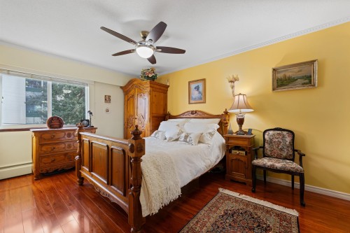 212-1425 Esquimalt Avenue, West Vancouver, BC - Indoor Photo Showing Bedroom