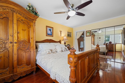 212-1425 Esquimalt Avenue, West Vancouver, BC - Indoor Photo Showing Bedroom