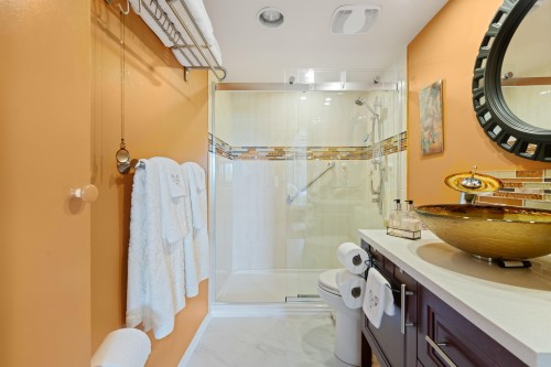 212-1425 Esquimalt Avenue, West Vancouver, BC - Indoor Photo Showing Bathroom