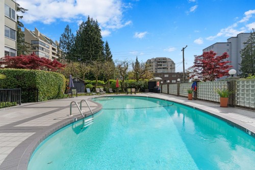 212-1425 Esquimalt Avenue, West Vancouver, BC - Outdoor With In Ground Pool