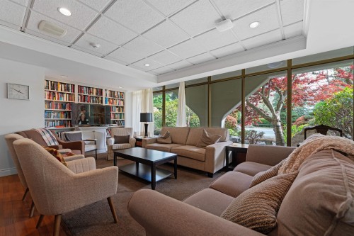 212-1425 Esquimalt Avenue, West Vancouver, BC - Indoor Photo Showing Living Room