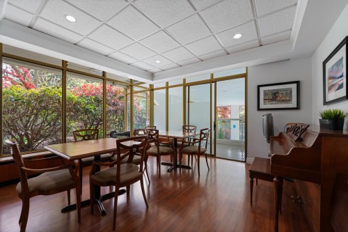 212-1425 Esquimalt Avenue, West Vancouver, BC - Indoor Photo Showing Dining Room