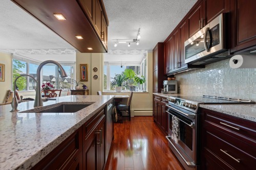 212-1425 Esquimalt Avenue, West Vancouver, BC - Indoor Photo Showing Kitchen With Upgraded Kitchen