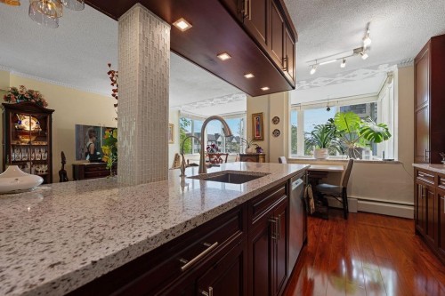 212-1425 Esquimalt Avenue, West Vancouver, BC - Indoor Photo Showing Kitchen