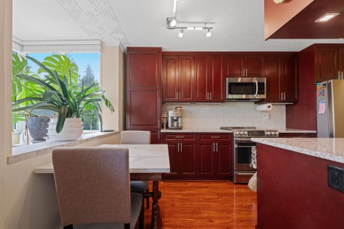 212-1425 Esquimalt Avenue, West Vancouver, BC - Indoor Photo Showing Kitchen